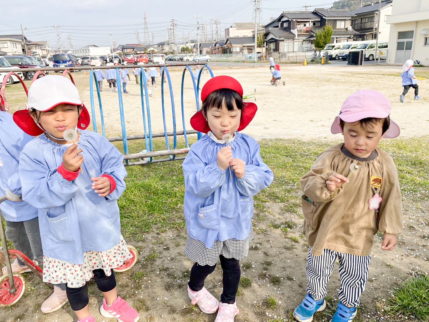 グラウンドで遊ぶ子ども